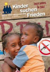 Das Plakat zur Aktion Dreikönigssingen 2009. Das Beispielland ist Kolumbien. Abgebildet ist ein Junge und ein Mädchen. Das Mädchen hält den Jungen auf dem Arm. Die beiden Kinder stehen vor einer Holzwand. An der Wand hängt ein Schild auf dem ein Gewehr abgebildet ist das durchgestrichen wurde. In der Kopfzeile des Plakats steht Kinder suchen Frieden. Daneben steht buscamos la paz. Das heißt auch Kinder suchen Frieden. In der Kopfzeile steht zudem noch Aktion Dreikönigssingen. 