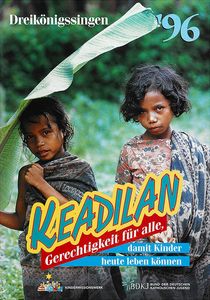 Das Aktionsplakat zur Aktion Dreikönigssingen aus dem Jahr 1996. Das Thema in diesem Jahr war das Land und die Kinder in Indonesien. Abgebildet sind zwei Mädchen die durch regen gehen. Sie haben nasse Haare und haben bunte gemusterte Tücher um den Körper gewickelt. Eine der zwei Mädchen trägt ein Palmenblatt mit sich und hält es über dem Kopf wie einen Regenschirm. In der Kopfzeile steht Dreikönigssingen´96. Mittig unten steht das Wort Keadilan das bedeutet Gerechtigkeit für alle. Das kommt auch im Slogan der Aktion Dreikönigssingen vor. Der Slogan lautet, Gerechtigkeit für alle, damit Kinder heute leben können. 