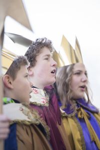 Drei Sternsinger gekleidet in Gewänder und mit Kronen auf dem Kopf singen eines des vielen Sternsingerlieder.