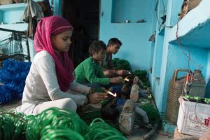 Bilderserie Indien Neetu lötet jeden Tag Glasrohlinge zu Armreifen zusammen.