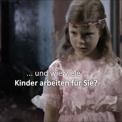 Ein Mädchen in einer indischen Weberei