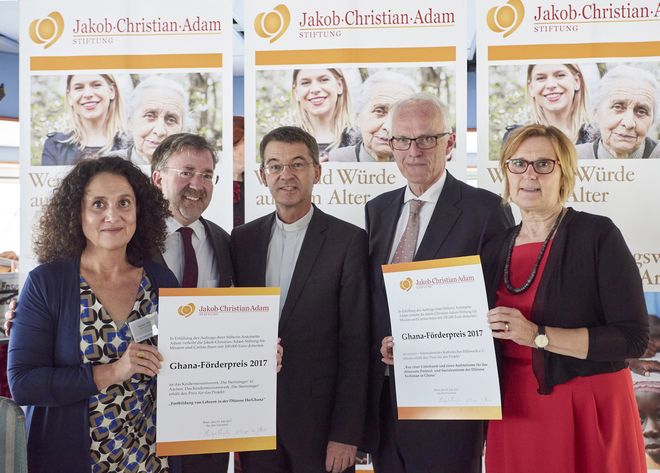 Nathalie Weber (Sternsinger), Christoph Konopka (Vorstand Jakob-Christian-Adam-Stiftung), Dr. Klaus Krämer (Präsident missio + Sternsinger), Prof. Dr. Jürgen Rüttgers und Hildegard Hermanns (missio) bei der Übergabe des 200.000 € Ghana-Förderpreises der Jakob-Christian-Adam-Stiftung (vlnr)