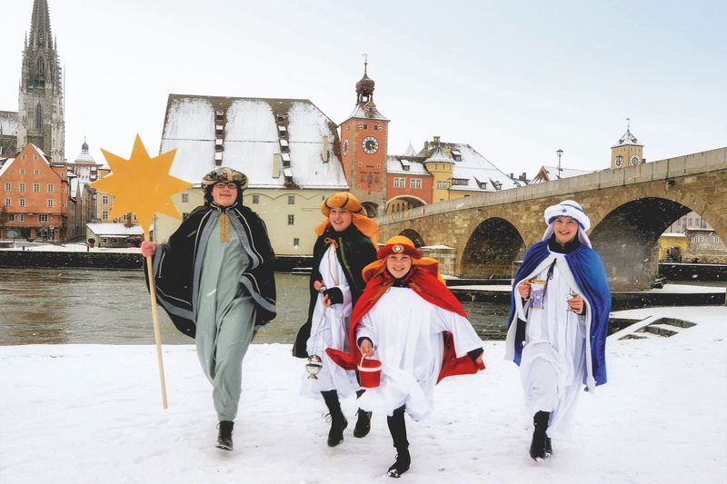 Bundesweite Eröffnung in Regensburg Tim aus der Gemeinde St. Elisabeth in Kareth sowie Veronika, Maria und Franziska aus der Gemeinde Mariä Himmelfahrt in Lappersdorf freuen sich auf die bundesweite Eröffnung am 30. Dezember 2021 in Regensburg (v.l.n.r.).