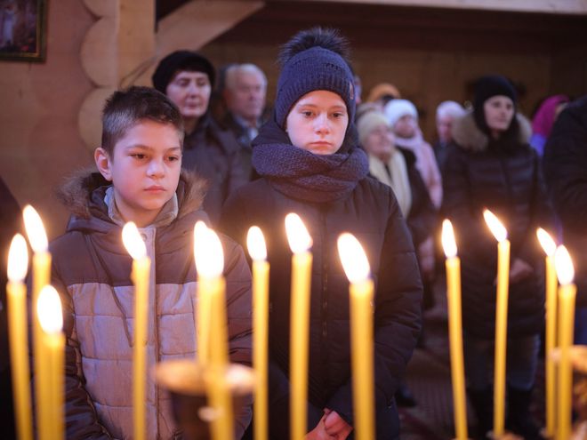 Maxim und seine Schwester in der Messe der griechisch-katholischen Kirche in Kolomya, Ukraine, Februar, 2020