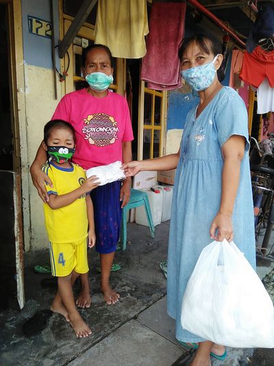 Zu Beginn der Corona-Pandemie kümmerten sich das Team von ALIT auch um die dringlichsten Bedürfnisse der Familien: Freiwillige Helfer verteilten Lebensmittel und Hygieneartikel.