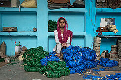 Neetu an ihrem Arbeitsplatz in Azad Nagar, Indien