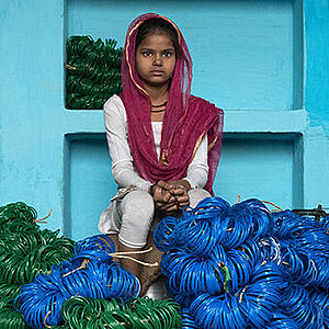 Neetu an ihrem Arbeitsplatz in Azad Nagar, Indien
