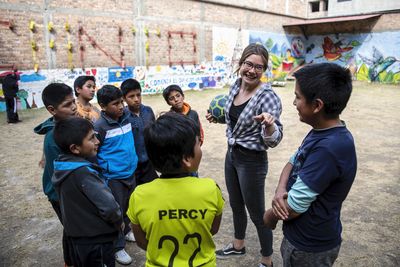 Freiwillige Sophie Bone, die vielleicht selbst Sportlehrerin werden will, im Sportunterricht mit den Jugendlichen, Bewegung „Micanto - José Obrero“, Cajamarca, Peru; Foto: Florian Kopp