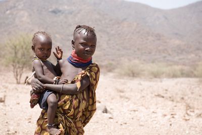 Aweed mit ihrer kleinen Schwester, vom Turkana-Stamm.