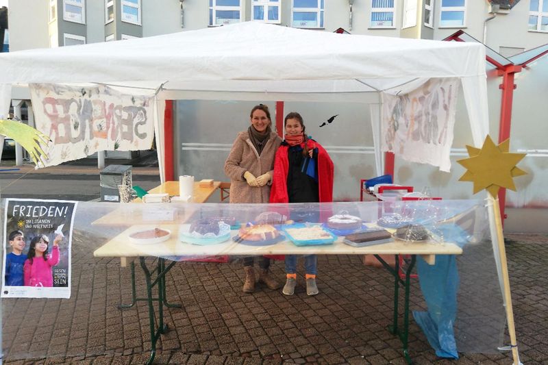 Claudia Buch (links) und ihre Tochter Merit mit ihrem Sternsinger-Stand auf dem Wochenmarkt in Hofheim.
