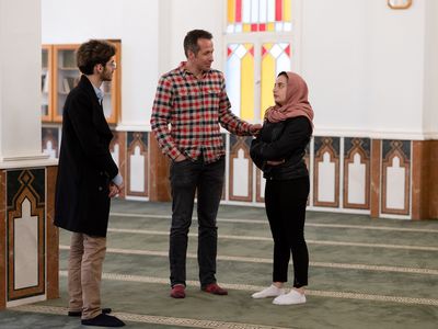 TV-Reprter Willi Weitzel im Gespräch in einer Moschee mit Pierre und Nathalie bei den Dreharbeiten zum neuen Sternsingerfilm: Willi im Libanon.
