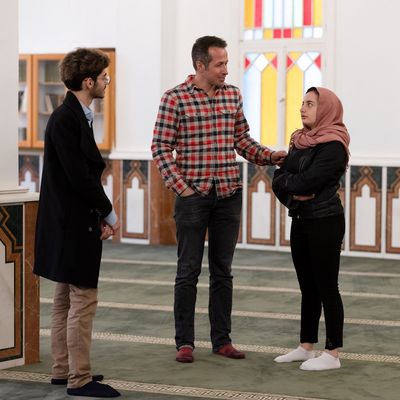 TV-Reprter Willi Weitzel im Gespräch in einer Moschee mit Pierre und Nathalie bei den Dreharbeiten zum neuen Sternsingerfilm: Willi im Libanon.