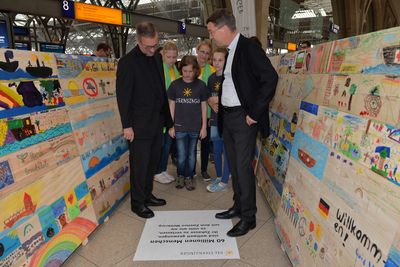 Mittendrin: Erzbischof Dr. Stefan Heße und Prälat Dr. Klaus Krämer im symbolischen Ausstellungsboot.