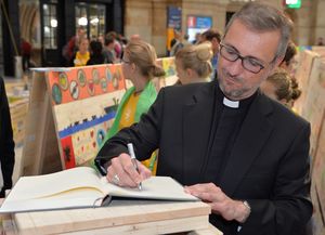 Eintrag ins Gästebuch: Erzbischof und Flüchtlingsbeauftragter der Deutschen Bischofskonferenz, Dr. Stefan Heße.