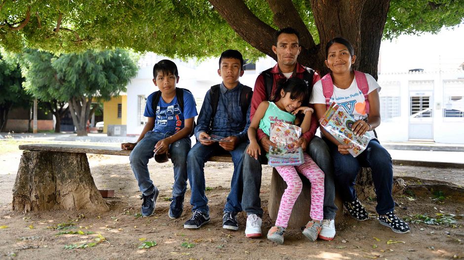 Familienfoto unter einem Baum - Gleimar (8) und Ismael (11) leben seit ihrer Flucht aus Venezuela mit ihren Eltern Maria Sosa (31) und Antonio Carpio (30) und den Geschwistern Manuel (13) und Yannovis (2) in Cúcuta, Departamento Norte de Santander, Kolumbien; Foto: Florian Kopp
