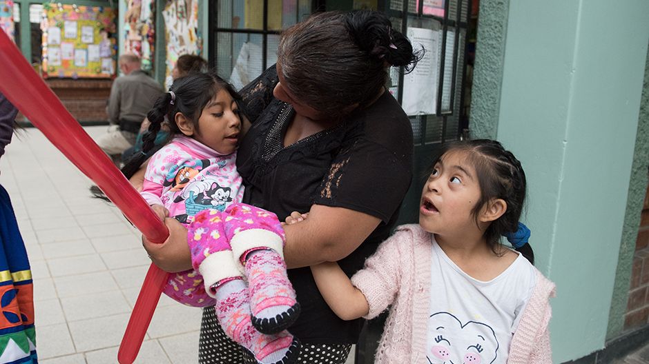 Im Zentrum "Yancana Huasy". Dort erhalten Mädchen und Jungen mit geistiger und körperlicher Behinderung unabhängig von der finanziellen Situation ihrer Familien Unterstützung und Fürsorge. Lima, Peru, 10/2017