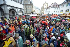2.500 Sternsinger feiern am Dienstag, 30. Dezember, in Paderborn die bundesweite Eöffnung ihrer 57. Aktion Dreikönigssingen. Die Sternsinger trotzten dem kalten und nassen Wetter und harrten geduldig auf dem Weihnachtsmarkt aus.
