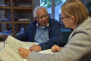 Der emeritierte Bischof von El Obeid, Macran Max Gassis, im Gespraech mit Laenderreferentin Stefanie Frels im Kindermissionswerk "Die Sternsinger".