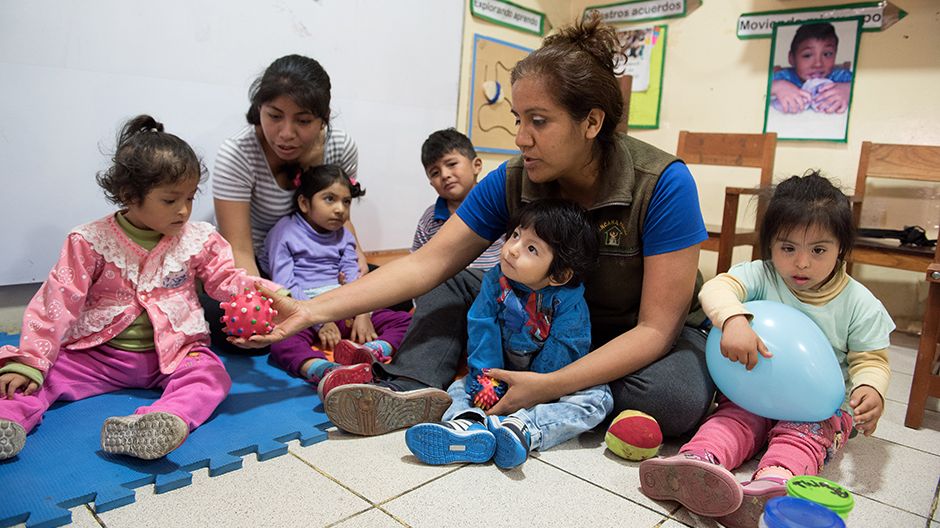 Im Zentrum "Yancana Huasy". Dort erhalten Mädchen und Jungen mit geistiger und körperlicher Behinderung unabhängig von der finanziellen Situation ihrer Familien Unterstützung und Fürsorge. Lima, Peru, 10/2017