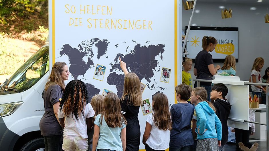 Das Sternsingermobil informiert anschaulich über die Arbeit des Kindermissionswerks.