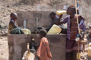 „Ich bleibe hier“, sagt Emuria, ein 48-jähriger Hirte, der mit seiner Familie einen knappen Kilometer entfernt von Kabosans Wasserstelle und Vorschule lebt. „Ich möchte nicht mehr als Nomade umherziehen. Überall ist es trocken, die Tiere haben nichts zu fressen. Hier gibt es zumindest Wasser in der Nähe, und die Kinder hungern nicht.“ 