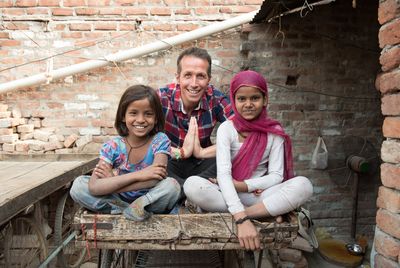 Diesmal war Reporter Willi Weitzel für die Sternsinger in Indien unterwegs: Willi mit Jyoti (l.) und Neetu.