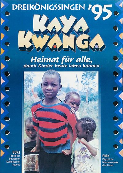 Das Plakat für die Aktion Dreikönigssingen 1995 für das afrikanische Land Mosambik. Auf dem Plakat sind vier Kinder abgebildet. Eines der Kinder ist etwas älter und größer als die anderen drei. Das älteste Kind trägt einen rot und blau gestreiften Pullover anträgt eines der drei kleinen Kinder auf Rücken huckepack.Die zwei übrigen Kinder stehen recht und links neben ihm. Und er Kopfzeile des Plakats steht Dreikönigssingen´95. Darunter steht Kaya Kwanga. Das ist heißt Heimat für alle. So geht auch der Slogan der Aktion Dreikönigssingen darunter los. Der Slogan lautet Heimat für alle, damit Kinder heute leben können. 