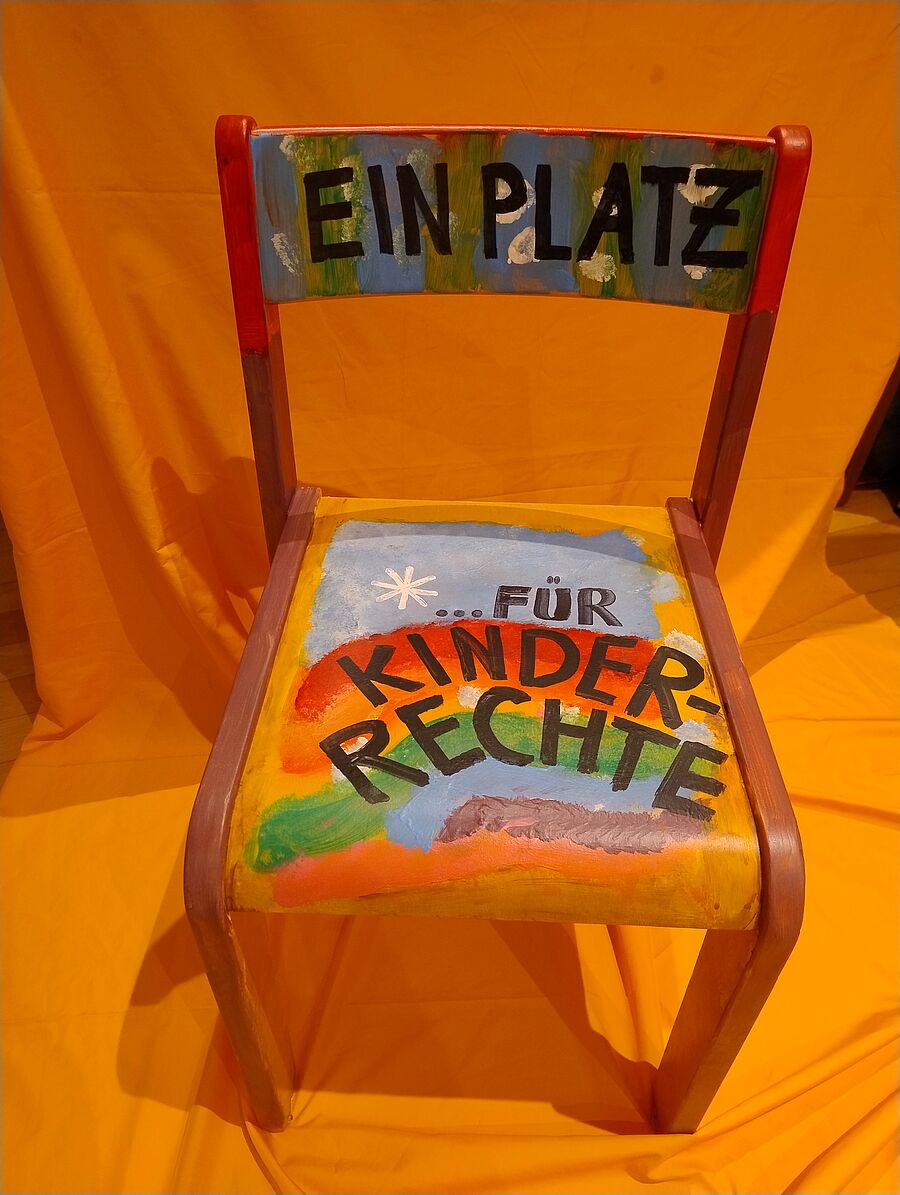 An der Bushaltestelle, weil dort viele Menschen auf die Einhaltung der Kinderrechte aufmerksam gemacht werden können. // © Monika Strohmer