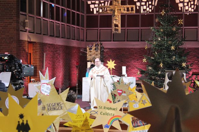 „Die Kinder und Jugendlichen gehen als Sternsinger in diesen Tagen mit gutem Beispiel voran. Sie wünschen uns den Segen Gottes, auf kontaktlose und kreative Art und Weise“, sagte Pfarrer Dirk Bingener, Präsident des Kindermissionswerks in seiner Predigt. „Die Welt und vor allem die Kinder auf dieser Welt brauchen jetzt – wie vor 175 Jahren – eine frohe Botschaft“, so Bingener. 