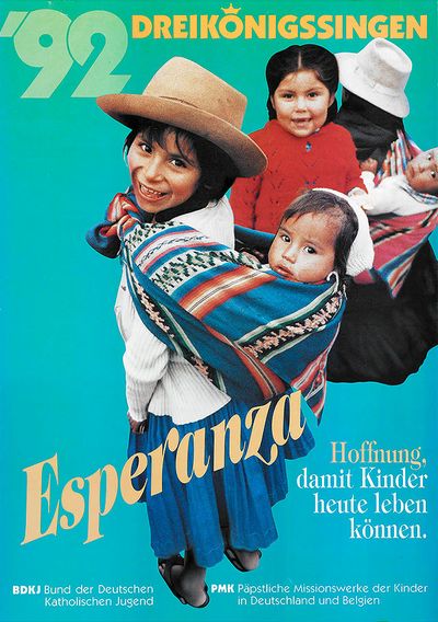 Das Plakat der Aktion Dreikönigssingen aus dem Jahr 1992. Thema ist das Land Bolivien. Abgebildet sind 2 junge Mädchen die jeweils ein Kleinkind versorgen und betreuen. Sein haben Tücher um die Schultern geworfen in die sie die Kleinkinder eingewickelt haben. So tragen sie die Kleinkinder auf dem Rücken. Die Mädchen haben dicke Wollsachen an und tragen Hüte. Und er Kopfzeile steht Dreikönigssingen ´92. In der rechten unteren Ecke steht Hoffnung, damit Kinder heute leben können. Link neben diesem Schrift steht das Wort Esperanza, das bedeutet Hoffnung in Bolivien.  