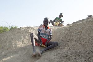 „Schlittenfahren“ auf Sand, Turkana, Kenia, 2/2106