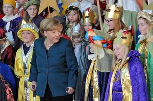 2014_Bundeskanzleramt_1 Die Bundeskanzlerin zusammen mit vielen Sternsinger. Die Kanzlerin geht an Krücken weil sie eine Verletzung am Fuß hat. Trotzdem freut sie sich über den Besuch der Sternsinger.