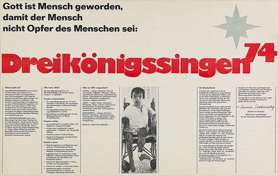 Ein Plakat der Sternsinger von 1974.  Das Plakat ist schwarz- weiß. In der Mitte steht mit roter Farbe Dreikönigssingen´74. Text auf dem Plakat erklärt die Hintergründe der Aktion genauer.