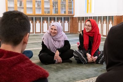 Dr. Nayla Tabbara (l.), Gründerin der Adyan-Stiftung, mit Teilnehmerinnen und Teilnehmern des Alwan Projektes in einer Beiruter Moschee.