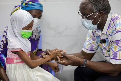 Mit den professionell angepassten Prothesen im Orthopädischen Trainingszentrum in Ghana können die Kinder wieder laufen oder sitzen.
