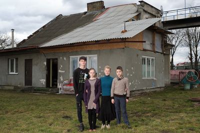 Hier lebt Maxim gemeinsam mit seinen Geschwistern Tetjana und Denis bei seiner Großmutter Anna. 