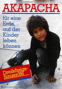 Das Plakat zur Aktion Dreikönigssingen in Peru aus dem Jahr 1988. Abgebildet ist ein jungen mit zotteligen schwarzen Haaren einem dunkeln Pullover, einer blauen Jeanshose und Schuhen mit Klettverschluss. In der Hand hat er ein Spielzeugauto mildem er auf dem Betonboden herumfährt. In einem Roten Kasten in der linken unteren Ecke des Plakats steht in Gelb Dreikönigssingen ´88. In der Kopfzeile de Plakats steht das Wort Akapacha in roter Schrift. Darunter ist linksbündig der Leitspruch für eine Erde,  auf der Kinder leben können in blauer Farbe.