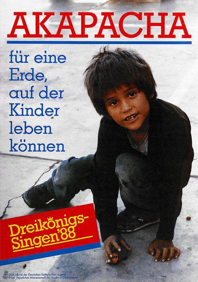 Das Plakat zur Aktion Dreikönigssingen in Peru aus dem Jahr 1988. Abgebildet ist ein jungen mit zotteligen schwarzen Haaren einem dunkeln Pullover, einer blauen Jeanshose und Schuhen mit Klettverschluss. In der Hand hat er ein Spielzeugauto mildem er auf dem Betonboden herumfährt. In einem Roten Kasten in der linken unteren Ecke des Plakats steht in Gelb Dreikönigssingen ´88. In der Kopfzeile de Plakats steht das Wort Akapacha in roter Schrift. Darunter ist linksbündig der Leitspruch für eine Erde,  auf der Kinder leben können in blauer Farbe.