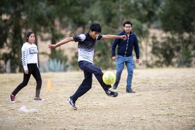 Rolando Rafael Fernandez (17) blüht beim Fußballspiel mit den Freunden auf - Jugendgruppe "Angeles de Shudal" trifft sich jeden Samstag auf dem Fußballplatz im Stadtteil Pacha Alta. Die Jugendlichen sind:  Rolando, 17 (graues T-Shirt mit Rolando-Schriftzug), Susan, 13 (bunte Leggin), Rosa, 14 (weißer Pullover), Ana Melva, 16 (Zopf), David, 15 (dunkle Jeans), Eber, 14 (blaue Jeans und Kaputzenpulliu), Bewegung „Micanto - José Obrero“, Cajamarca, Peru; Foto: Florian Kopp