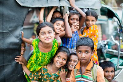 Auf dem Foto sind zehn Kinder die durch ARKTF Unterstützung erfahren. Sie lernen was ihre Rechte sind, bekommen Perspektiven aufgezeigt und werden in ihrem Selbstbewusstsein und ihrer Eigenständigkeit gestärkt.