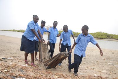 Die Rechte von Kindern in der Einen Welt zu schützen gehört zu den Aufgaben des Kindermissionswerks ,Die Sternsinger'. Gemeinsam mit den Projektpartnern geschieht dies in zahlreichen Projekten in Afrika, Lateinamerika, Asien und Osteuropa. Ein wichtiges Ziel der Projektarbeit weltweit ist das Kinderrecht, in einer gesunden Umwelt aufzuwachsen. Das „Collège de la Petite Côte“ (Schule der kleinen Küste) im Senegal hat es sich zur Aufgabe gemacht, den Schülerinnen und Schülern ein Bewusstsein für die Umwelt zu vermitteln. Im Rahmen des Programms, das von den Sternsingern unterstützt wird, tragen die Mädchen und Jungen ihr Wissen über den Schutz der Umwelt auch in ihre Heimatdörfer.