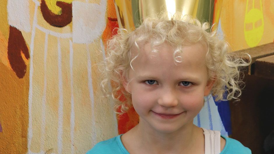 „Ich wünsche mir, dass es allen Menschen gut geht. Deshalb ist es wichtig, dass wir in Deutschland Spenden sammeln, damit die Menschen hier mit anderen teilen.“ Amalia, 8 Jahre