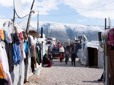 Dicht gedrängt leben die Menschen in der Flüchtlingssiedlung in Zelten aus Holzlatten, Plastikplanen und Pappe. Ihre Heimat Syrien, wo noch immer Krieg und Verfolgung den Alltag der Menschen bestimmen, ist nur wenige Kilometer entfernt.