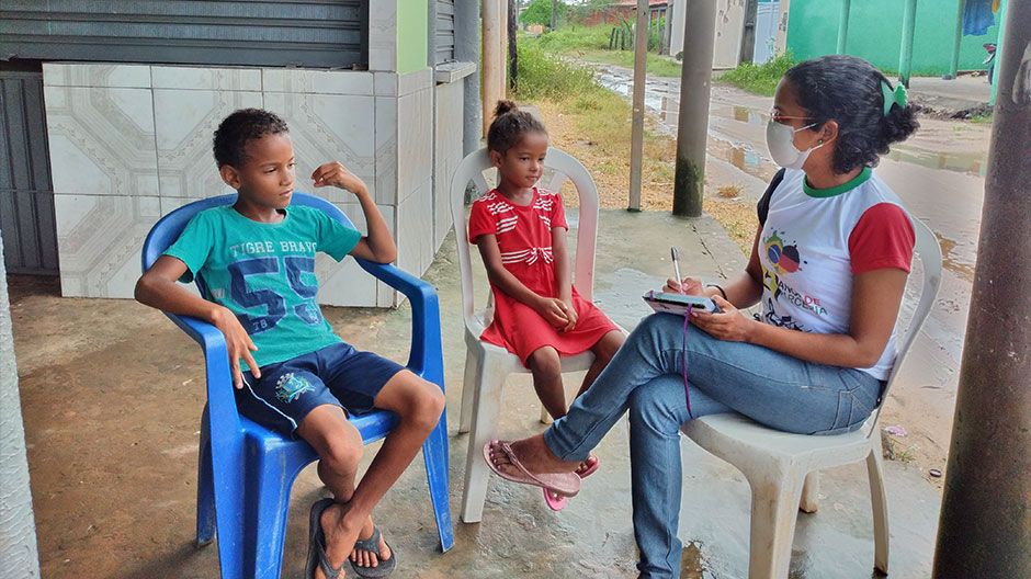 Das sind die Geschwister Vitor Eduardo (9, links) und Micaele Vitória (8). Auch sie leben in Brasilien. Sie wohnen mit insgesamt 14 Menschen in einem Haus, darunter zwei weitere Brüder, der Onkel, Cousins und Neffen. Sie können nicht zu Hause lernen, da sie dort nicht ungestört sind und ihre Eltern ihnen nicht helfen können. Ihre Familie macht sich viele Sorgen über die Gesundheit, die Schule und fehlendes Essen. Die beiden Kinder wünschen sich sehr, endlich wieder zur Schule zu gehen, ihre Freunde zu treffen und mit ihnen zu spielen.