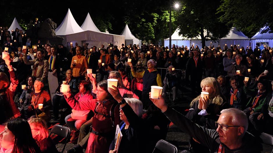 Lichteraktion zum Tagesabschluss am Samstag auf dem Katholikentag in Stuttgart 2022.