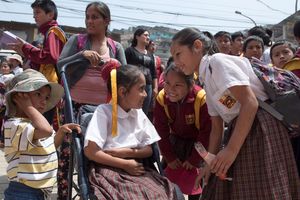Bilderserie Peru Bild 7 Ángeles besucht eine Schule für Kinder mit und ohne Behinderung. Ihre Freundinnen begrüßen sie auf dem Schulhof.