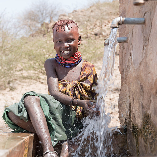 Wasser ist Luxus für Aweet. Sie ist eine der Hauptfiguren im Film zur Aktion Dreikönigssingen, den TV-Reporter Willi Weitzel unter dem Titel „Unterwegs für die Sternsinger: Willi in Kenia“ produziert hat. Zentrales Thema der Aktion: der Klimawandel.