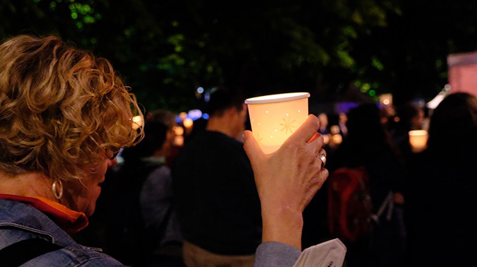 Lichteraktion zum Tagesabschluss am Samstag auf dem Katholikentag in Stuttgart 2022.