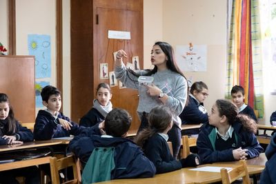 Im Alwan-Unterricht erleben Schüler im Libanon religiöse und kulturelle Vielfalt, Frieden und Gerechtigkeit – die Basis für ein gewaltfreies und friedliches Miteinander. Was als Pilotprojekt an fünf Schulen gestartet ist, soll schon bald im ganzen Land den Frieden zwischen Menschen verschiedener Religionen fördern.