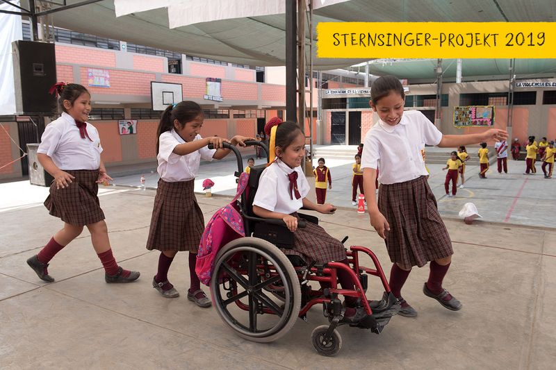 Angeles (Rollstuhl) mit ihren Freundinnen (v.l.n.r.) Camilla, Sol und Melanie (rechts) Schule, Lima, Peru, 10/2017